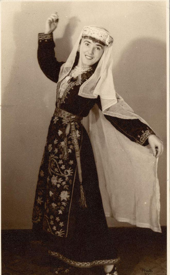 女子穿日军军服拍照被抓,女子身着日本侵华军装露脸