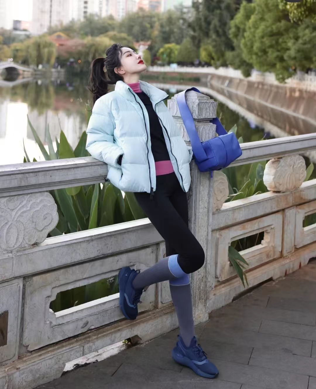 羽绒服搭配什么衣服保暖又好看,羽绒服的穿搭秘籍有哪些