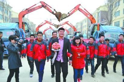 30岁小伙开30辆挖掘机,河南小伙结婚18台挖掘机