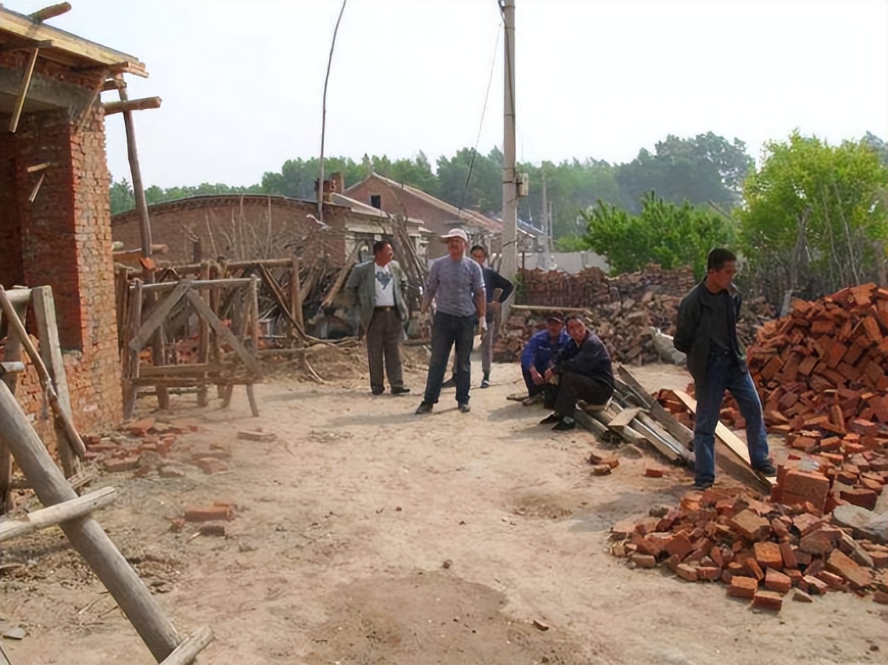 浙江老农翻建老宅竟再挖出天价宝,浙江老农翻新房子