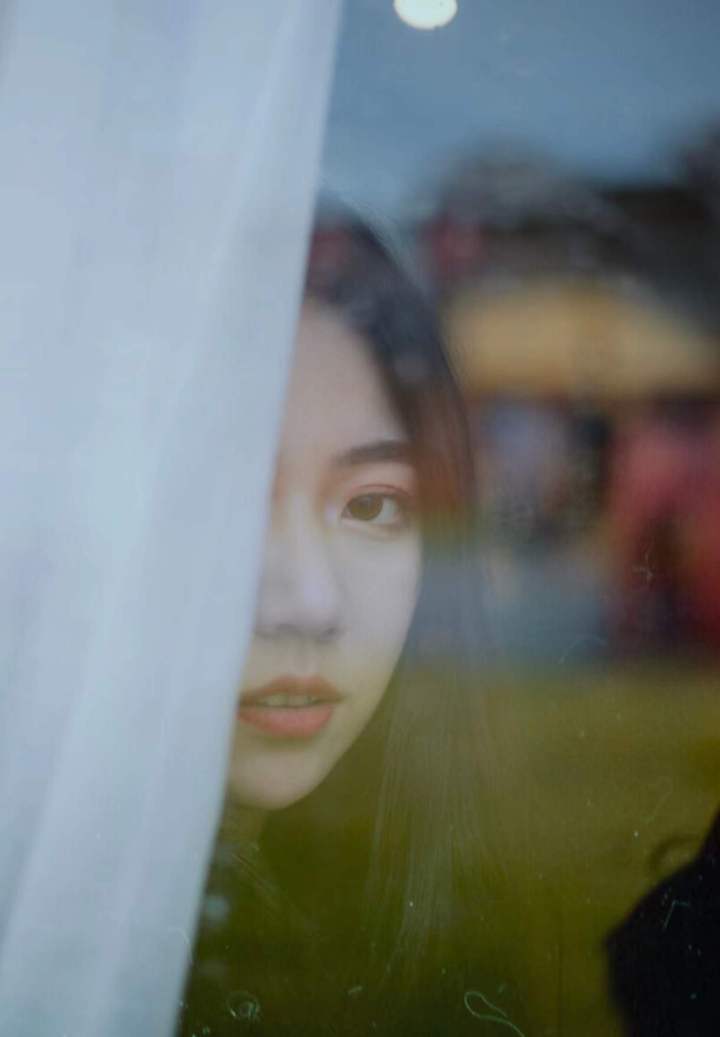 拍照技巧与角度情侣显脸小,拍照显脸小的方法就是头发遮脸