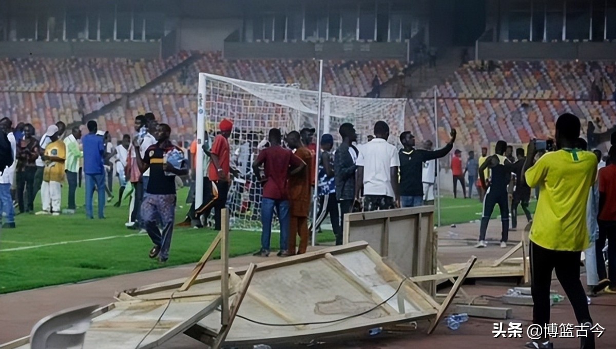 尼日利亚球员被球迷追打,尼日利亚男足最新消息