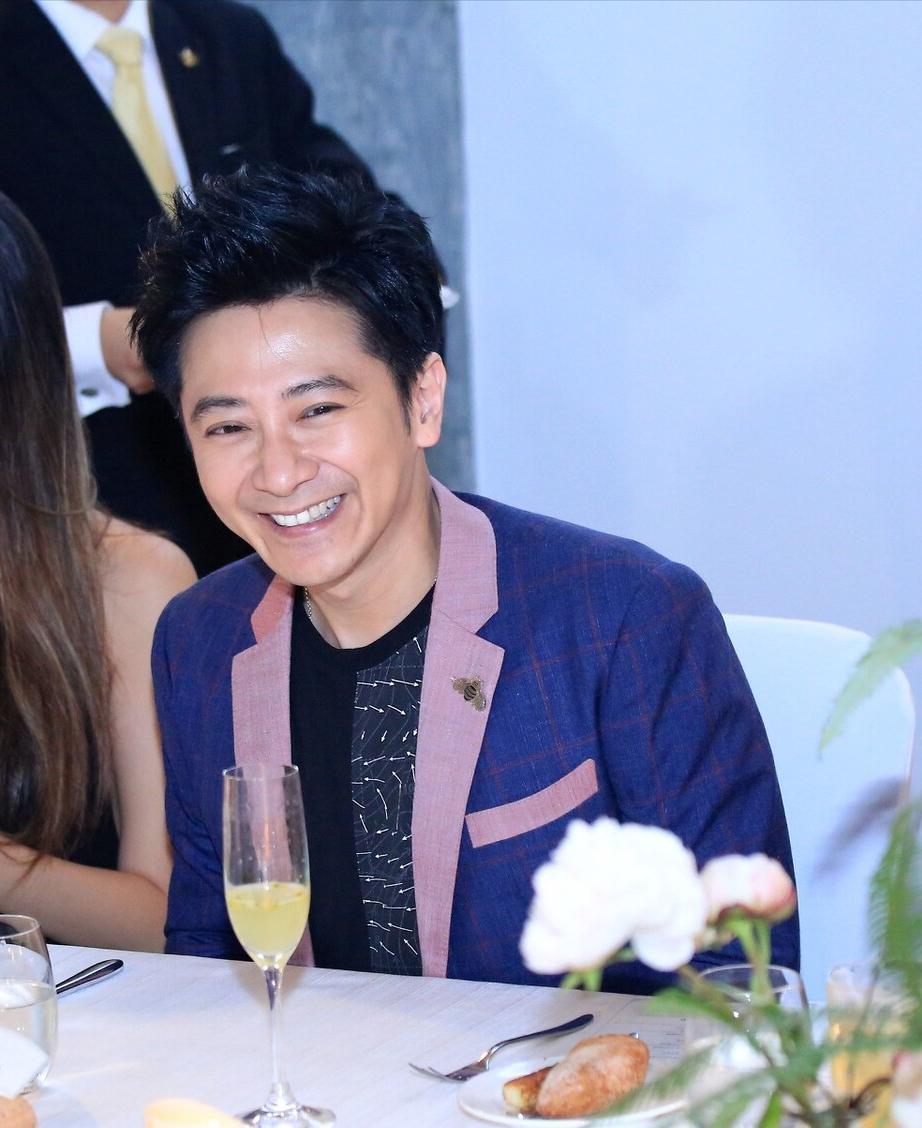 因一句“*鱼岛钓**是中国的”，惨遭封杀多年，如今复出变得光彩亮人