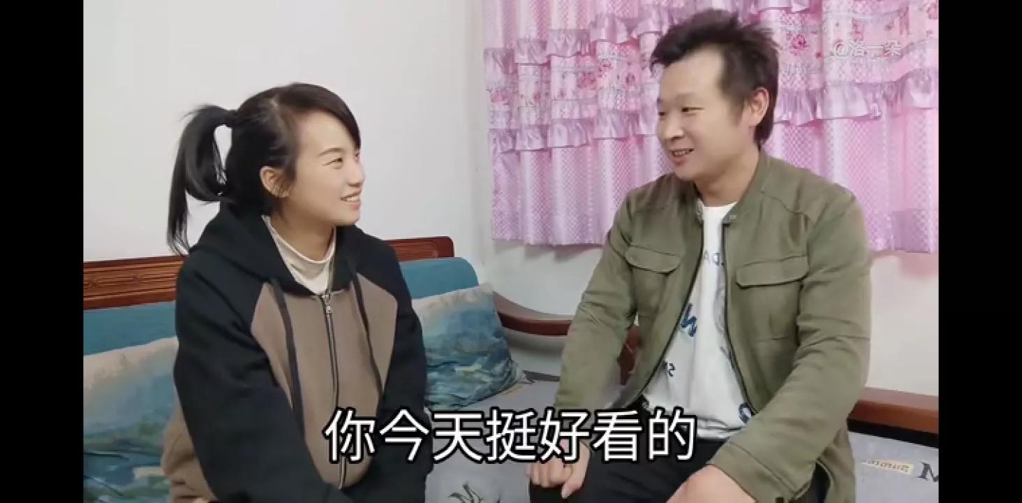 一朵在家里沙发后发现五千元，这次朵错怪奇，是奇妈昨天偷放的