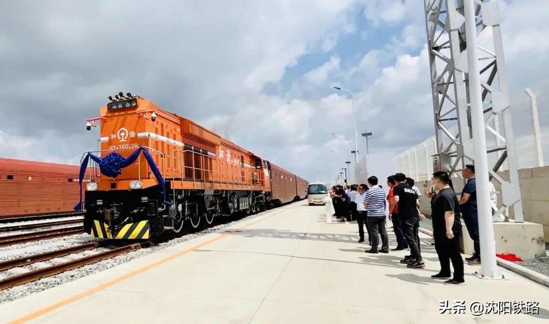 宝马车去机场,坐火车坐宝马