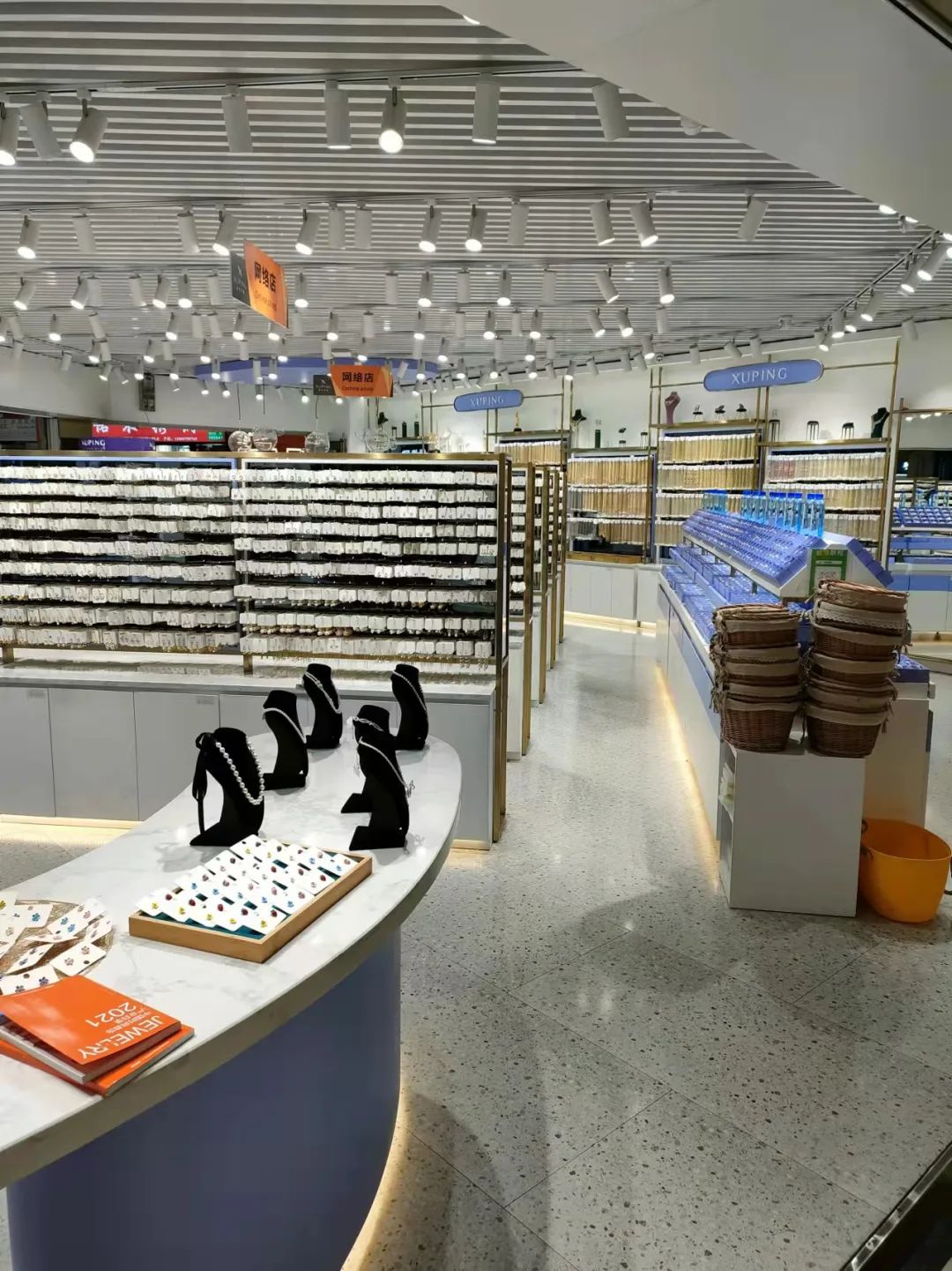 她们在义乌档口卖头花,最便宜的只要几毛钱,一月带货150万元