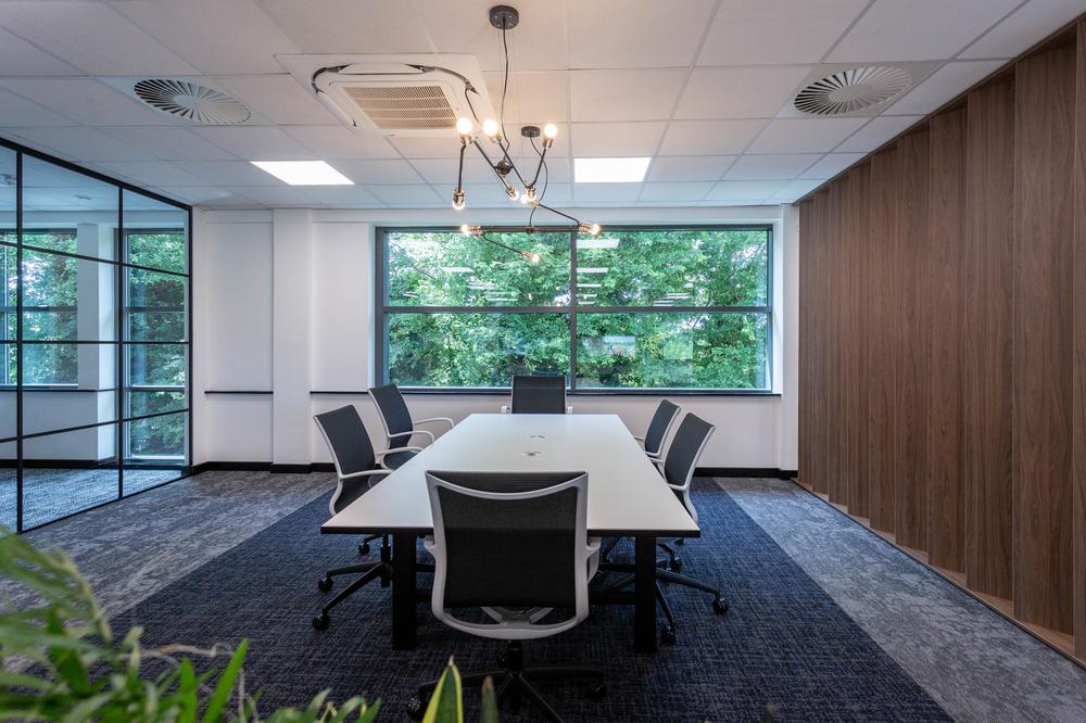 深邃蓝调英国地产咨询公司FisherGerman班伯里办公场所设计