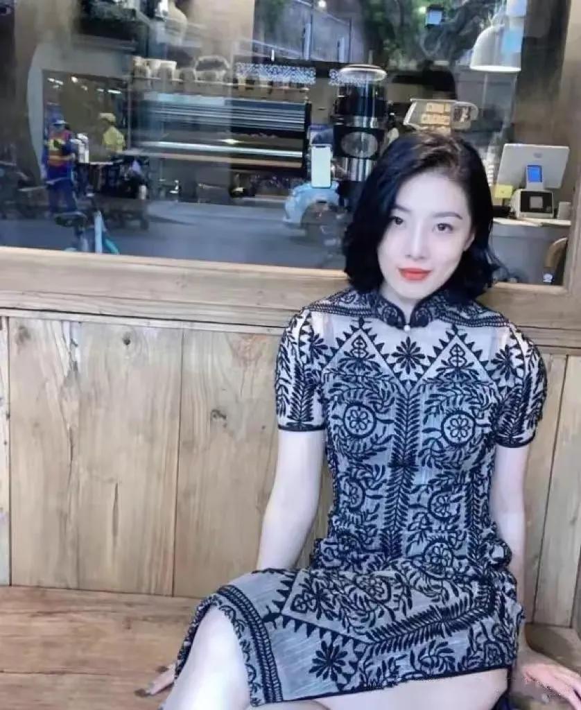 直播国企领导与小三出轨逛街被拍，天价*养包**的小三身材果然火辣！