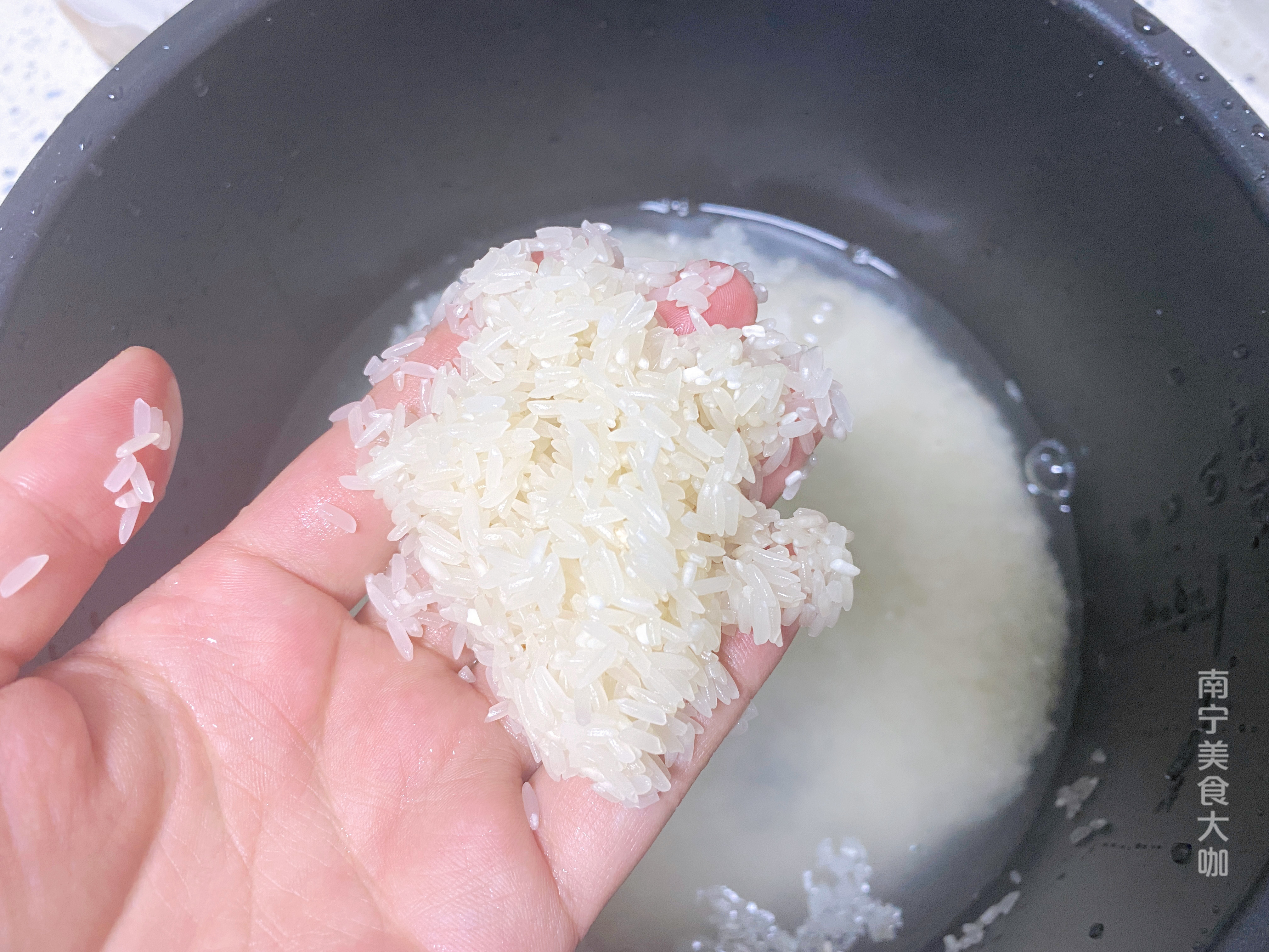 大米要洗几次,大米是泡一晚再煮还是不泡煮好吃