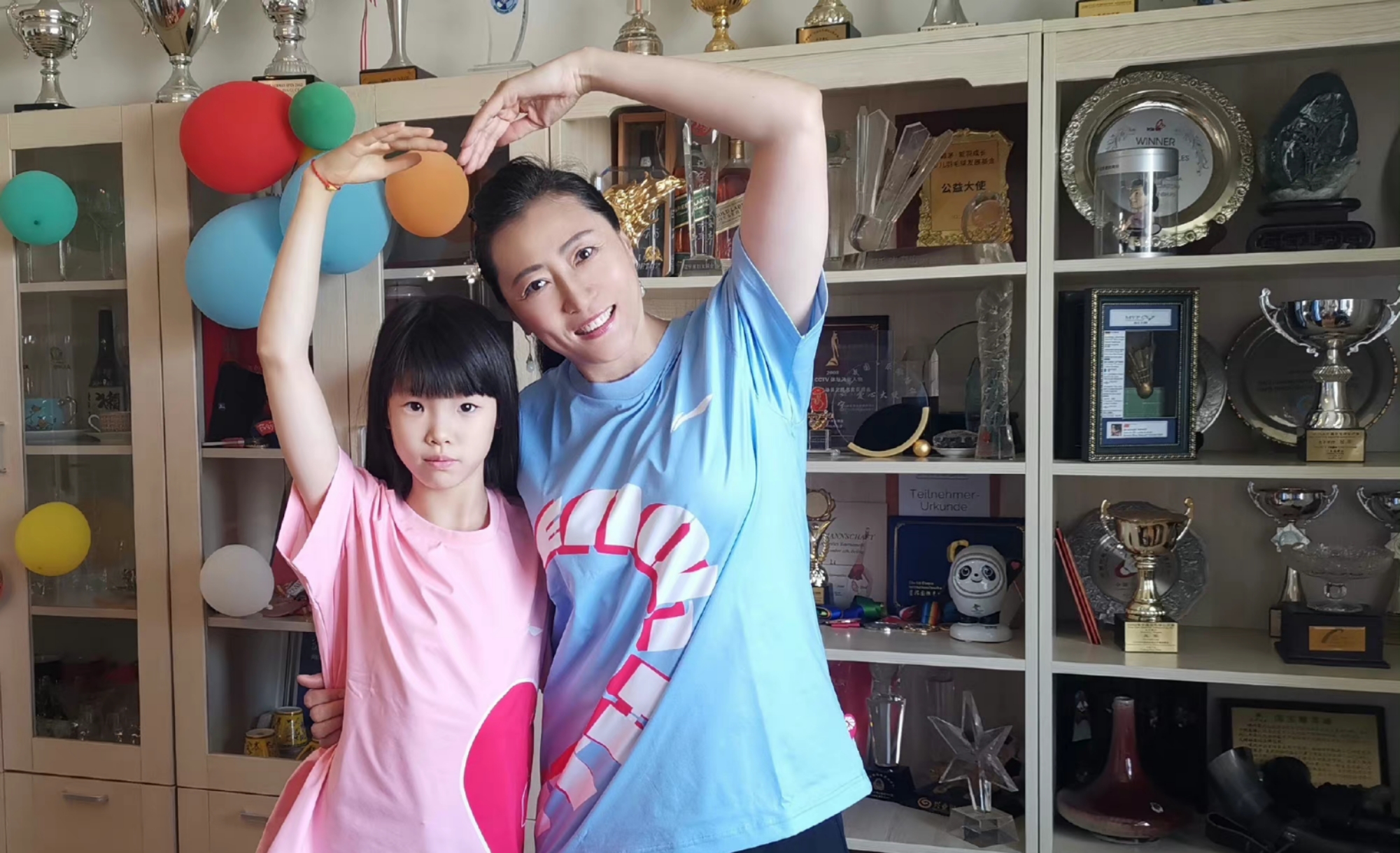 奥运冠军一家三口晒全家福,奥运冠军晒出生娃前后对比