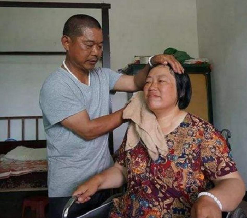 女儿结婚途中遇车祸，隐瞒26年未回娘家，男子做了26年未婚夫