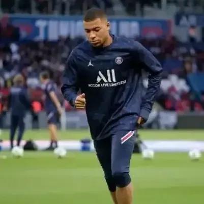 梅西超越了足球,梅西超越了贝利和马拉多纳吗