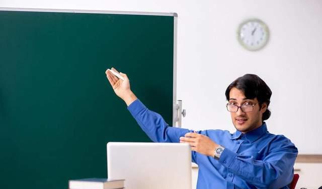 江苏某著名教师发文意淫同车女乘客,言辞粗暴、淫荡引发公愤