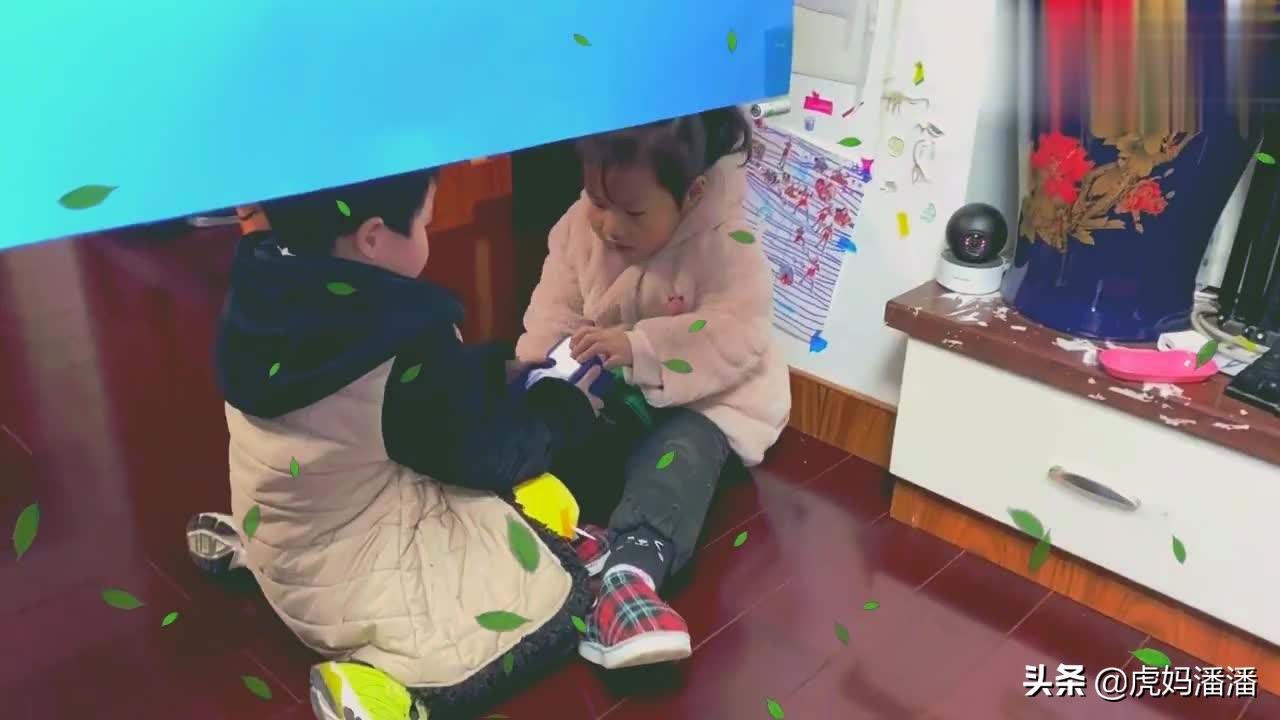 两个小孩相互抢玩具打架怎么教育,孩子发生矛盾抢玩具家长怎么解决