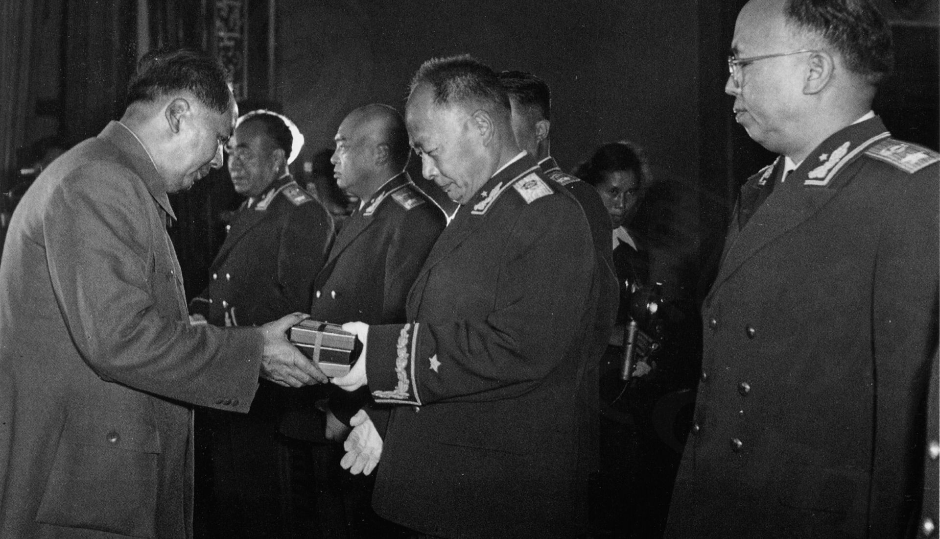 毛主席开会没烟了，看*先念李**抽雪茄，问：这么好的烟，咋不告诉我