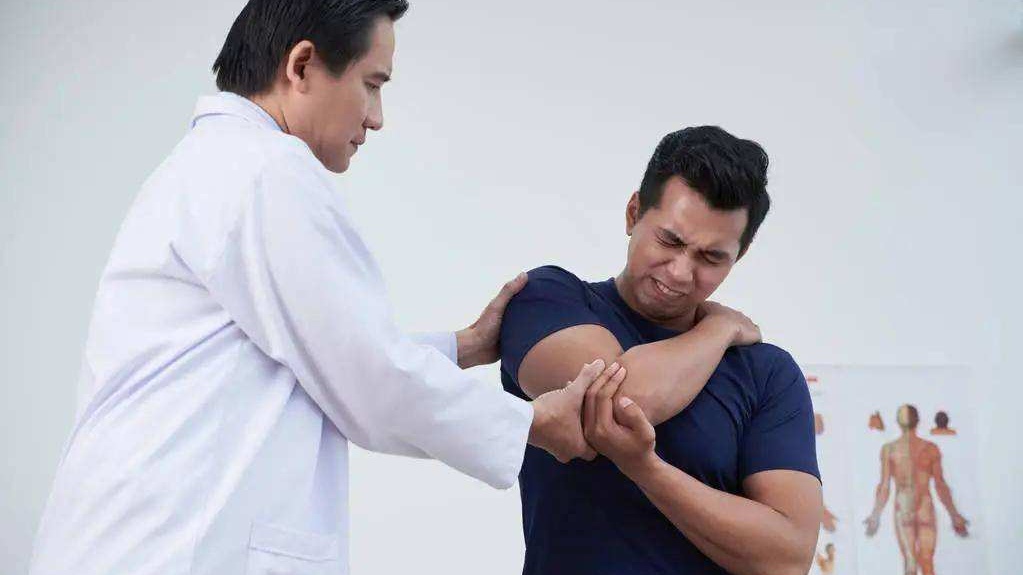 肩膀疼痛要警惕的三种病肩周炎,肩周炎是什么原因造成的肩膀痛