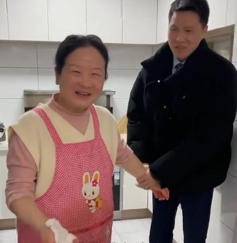 丈母娘帮女婿洗衣服完整视频,丈母娘洗掉油渍