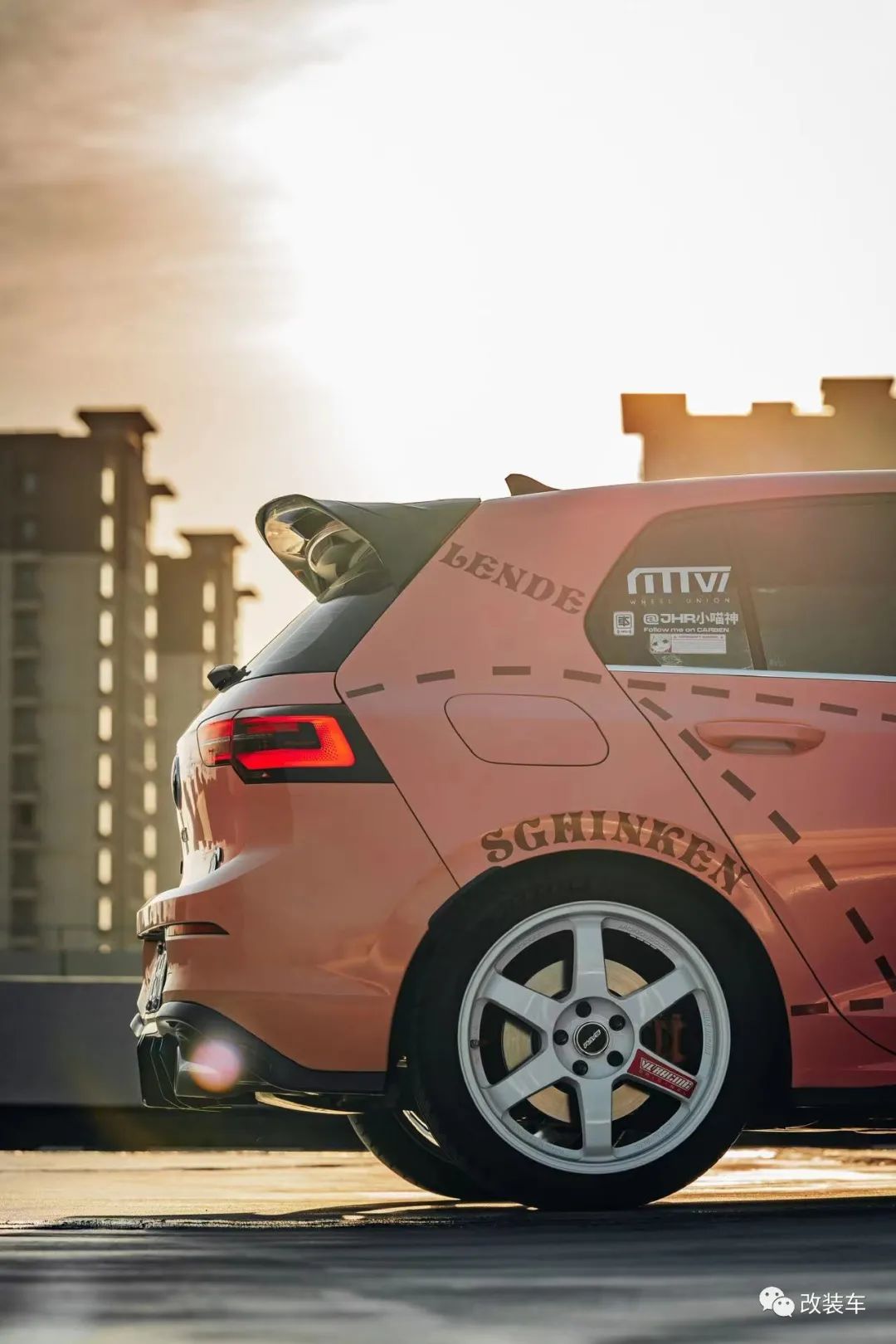 竞技走街范的大众8代高尔夫GTI，上午提车、下午改装