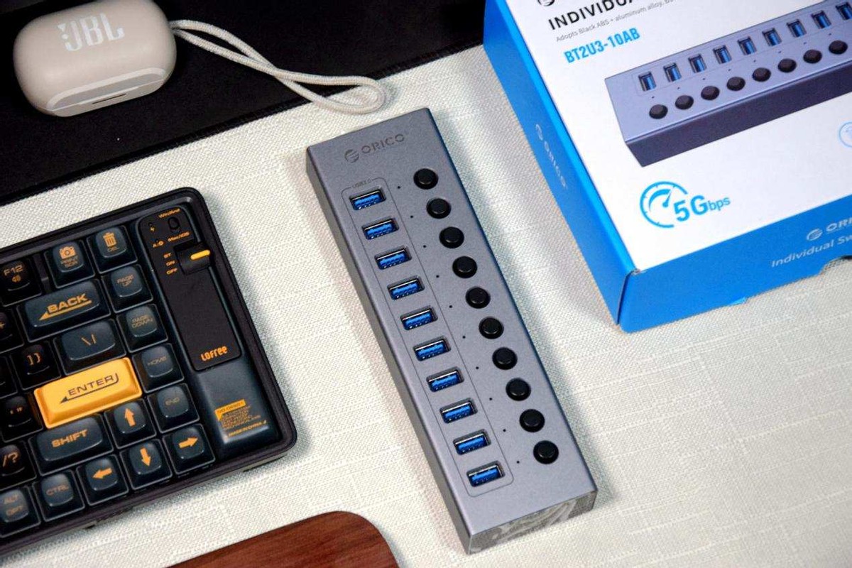 桌面改造后发现USB口不够用，加了个ORICO分控集线器，轻松解决