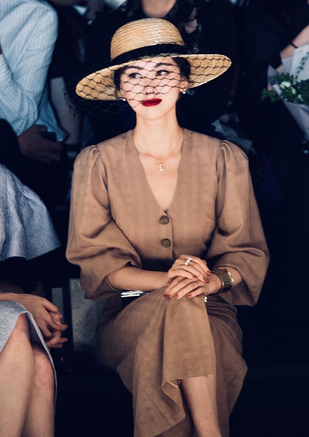 朱珠衣服大方秀出天鹅美成焦点,朱珠着装尽显妩媚