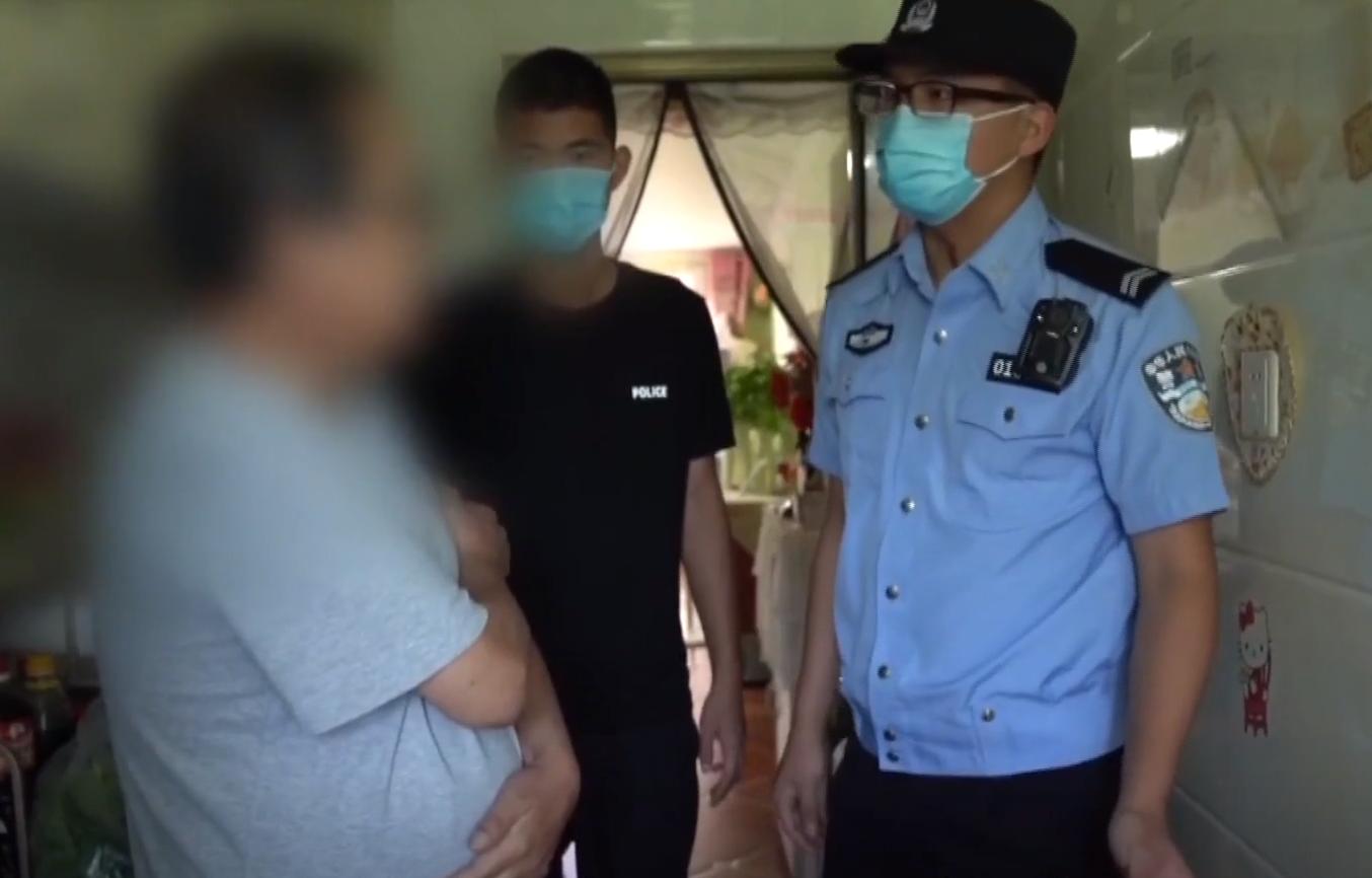 男子在臭水沟捡到一只乌龟,男子在河边捡到两只大乌龟