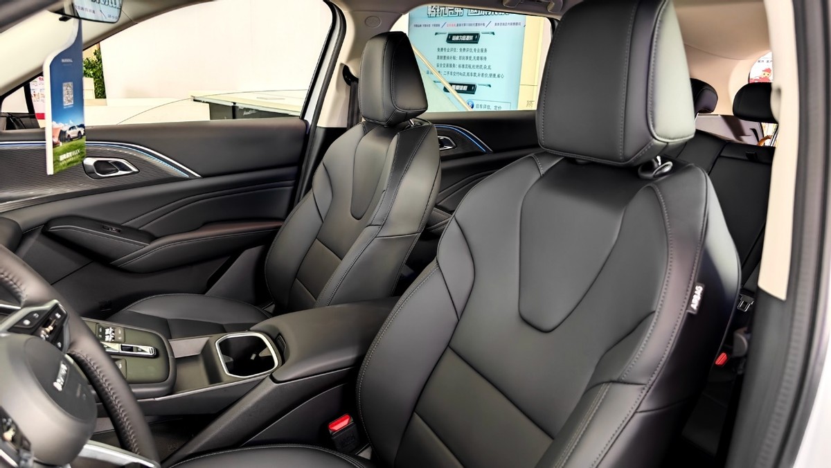 哈弗枭龙max空间宽敞智能配置丰富,哈弗枭龙max4驱