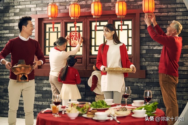 随便在家庭群发个动态，全家迅速回应，73岁老母亲高兴得像个孩子