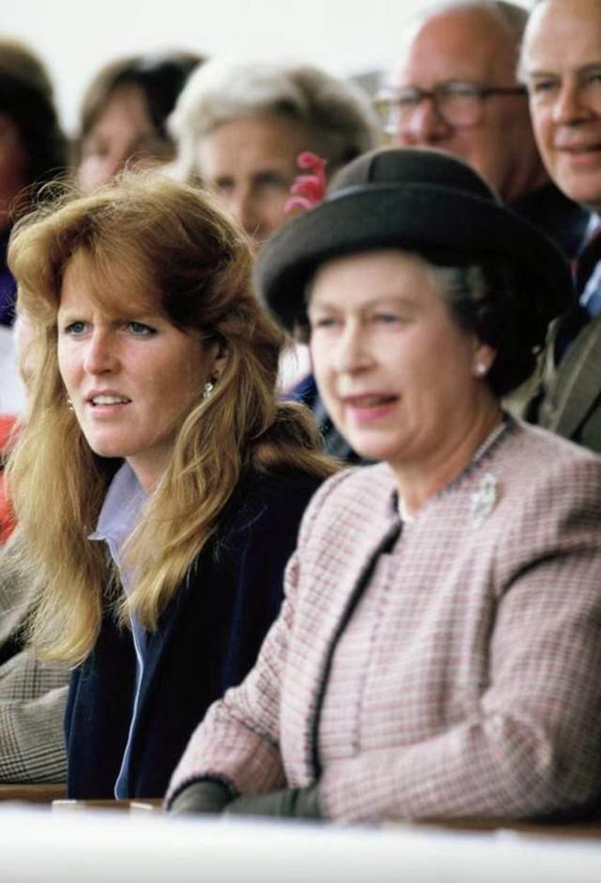 女王前儿媳：因沙滩艳照被逼离婚，利用王室敛财，手段比梅根高明