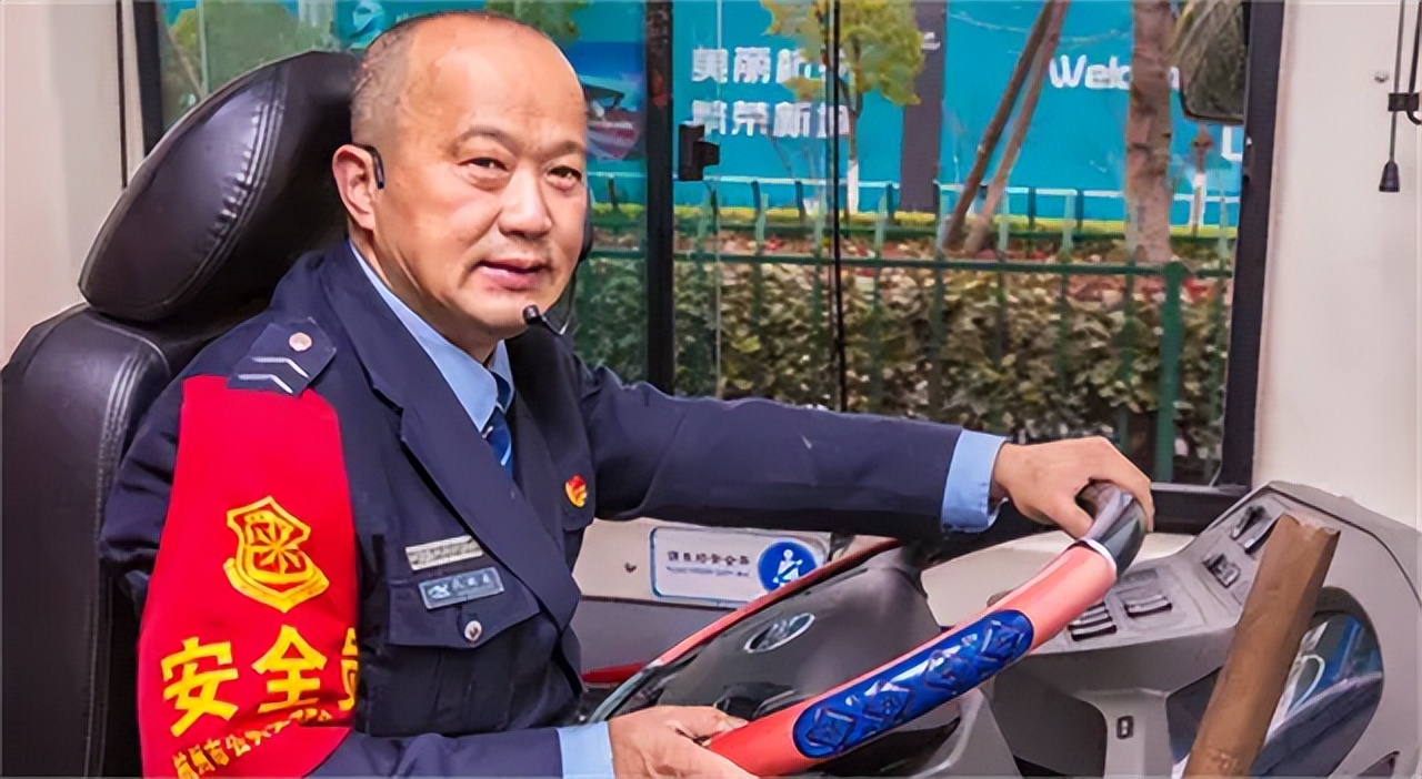 19年，一90岁老人坐在公交车上不肯走！一查是毛主席接见过的劳模