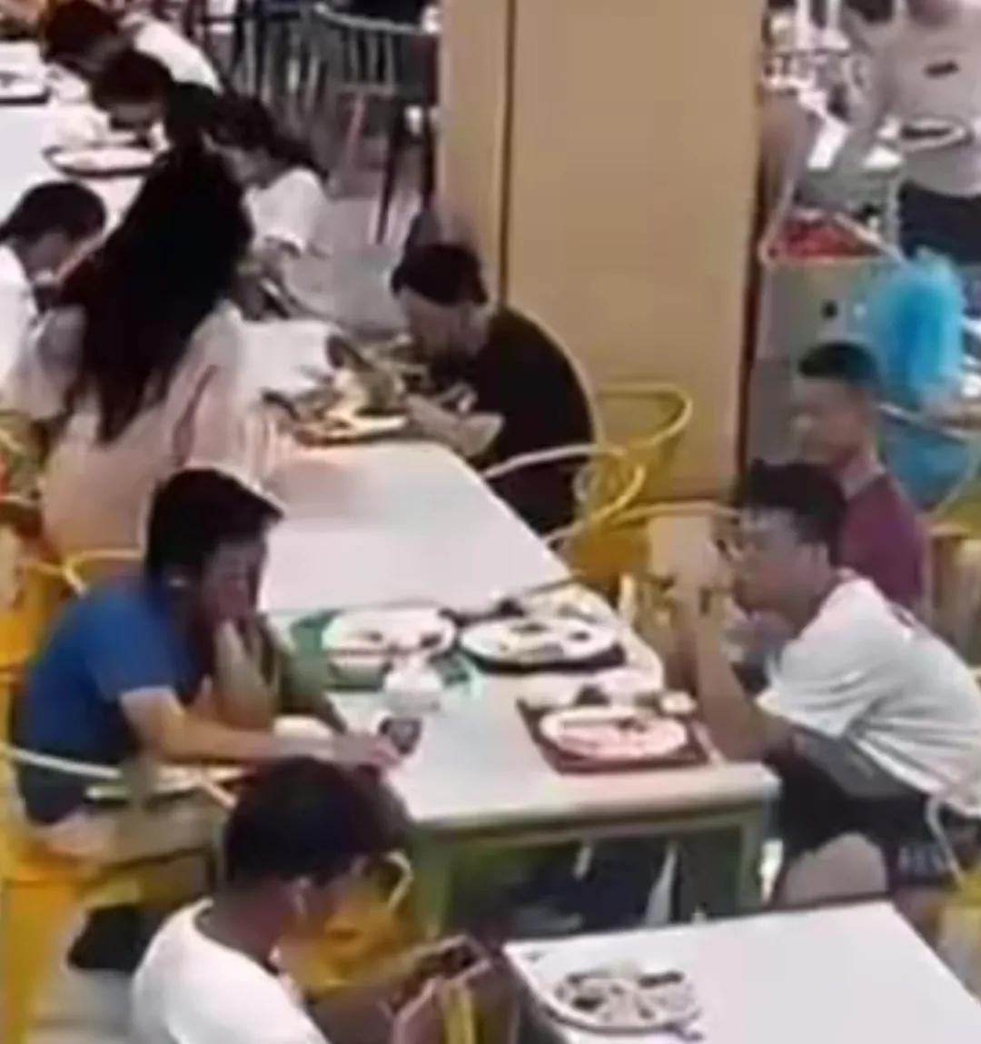 天津大学小仙女，跑路的样子太拉风，她为什么非要往同学头上扣饭