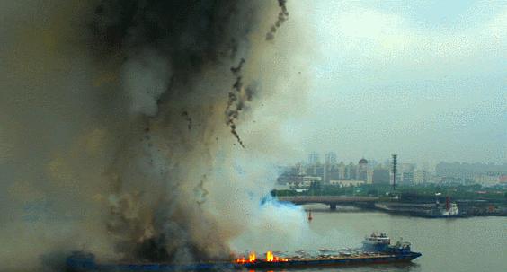 玩火上瘾3分钟烧掉百万!被外媒泼脏水的中国男人,凭啥一战封神