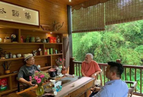 来内地养老的七位港星：农村盖大别墅，免费坐公交，生活很滋润