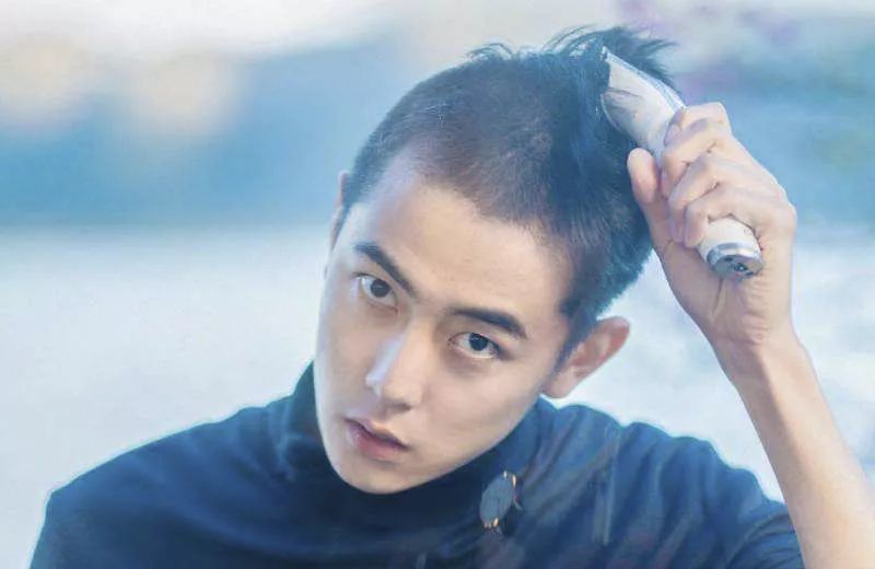 自己在家怎么剪头发男生中长发,自己剪头发男教程不用推子