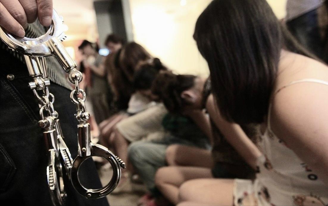 内蒙“白富美”涉嫌淫乱被警方抓获，声称他们7人都是我男朋友！