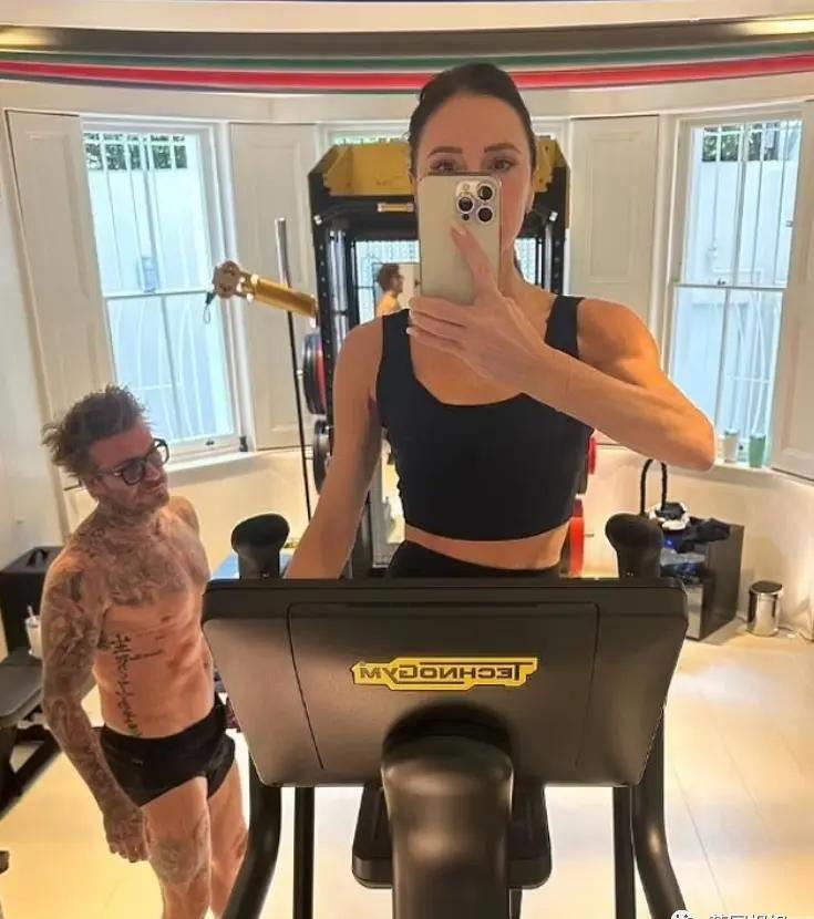 贝嫂狂晒48岁小贝半裸翘臀照，全球网友狂欢：谢嫂子带看男菩萨！