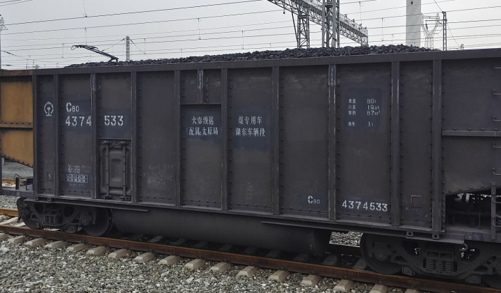 煤矿抑尘剂喷洒,煤炭抑尘剂使用效果图