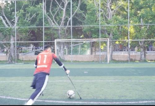 单腿截肢拄双拐小伙,独腿男子拄双拐足球场上飞奔射门