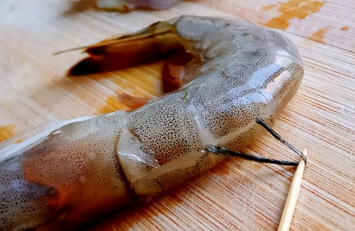 虾背上的虾线吃了会怎么样,虾线是虾的粪便吗可以吃吗