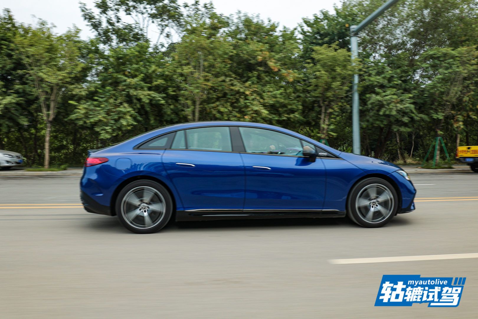 试驾奔驰全新eqe为了无感耗尽心机,懂车帝新能源冬测奔驰eqe