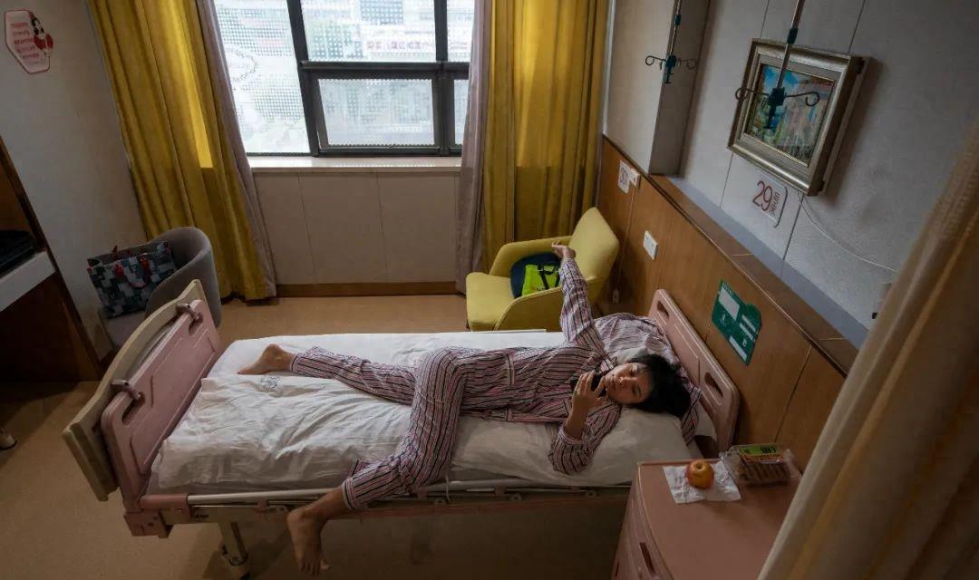 一位女明星隆胸5次,女演员隆胸