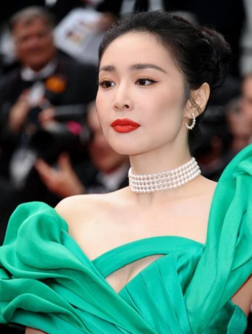 飘了？高叶发文怒怼网友，嫌对方多管闲事活太累，评论区被骂惨