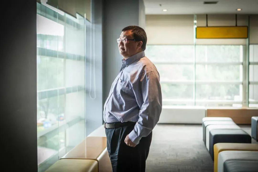 接棒、*局破**和负重前行|2022食品饮料行业十大年度人物