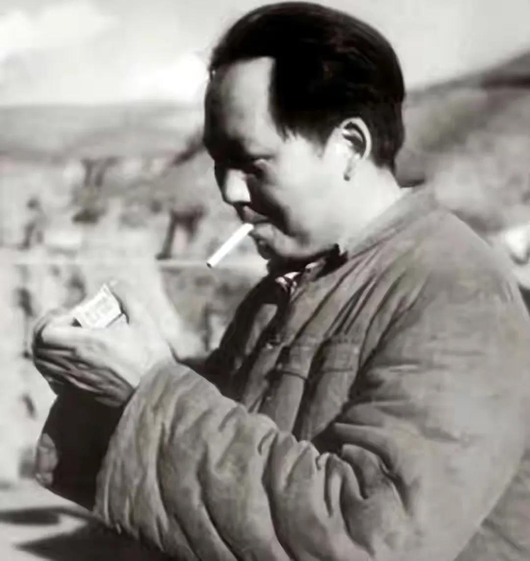 毛主席递烟给朋友，发现只剩一根烟，毛主席一个动作展现出高情商