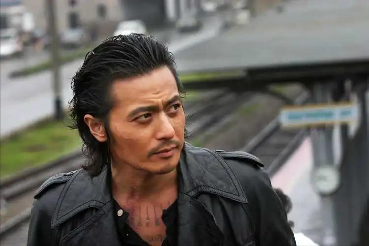 寻求集体认同的救助者，是生与死的过渡性标准，连通众人伦理情感