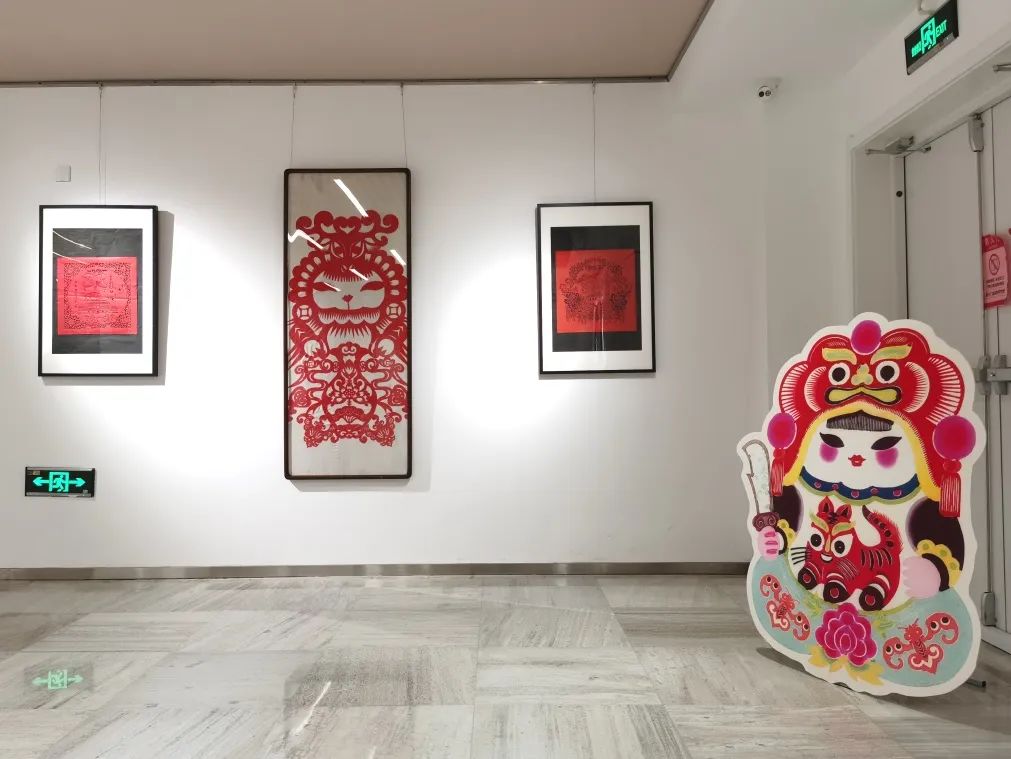 这个跨界大展开幕十余天后，现在孤独地封存在美术馆展厅里