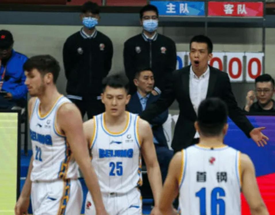 京城的篮筐被砸变形了吧，解立彬的战术板是公开的秘密