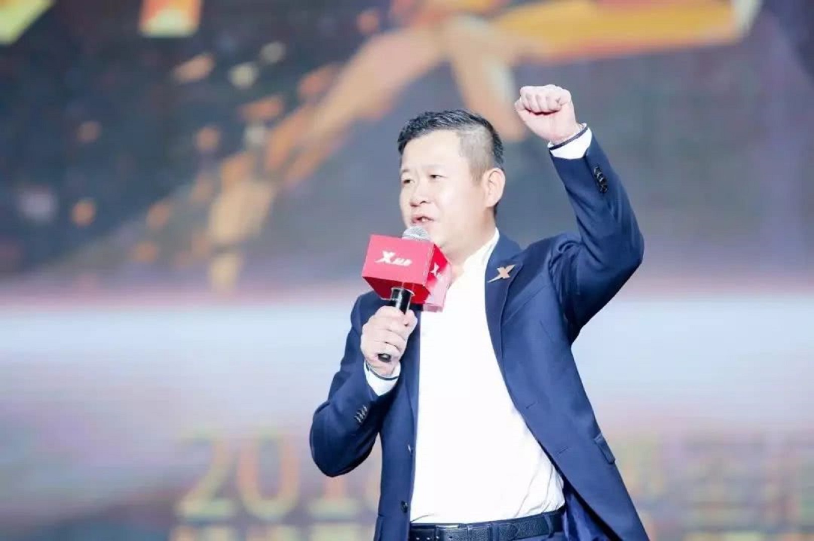 晋江运动品牌“二号人物”：38岁IPO敲钟，紧追3500亿安踏帝国