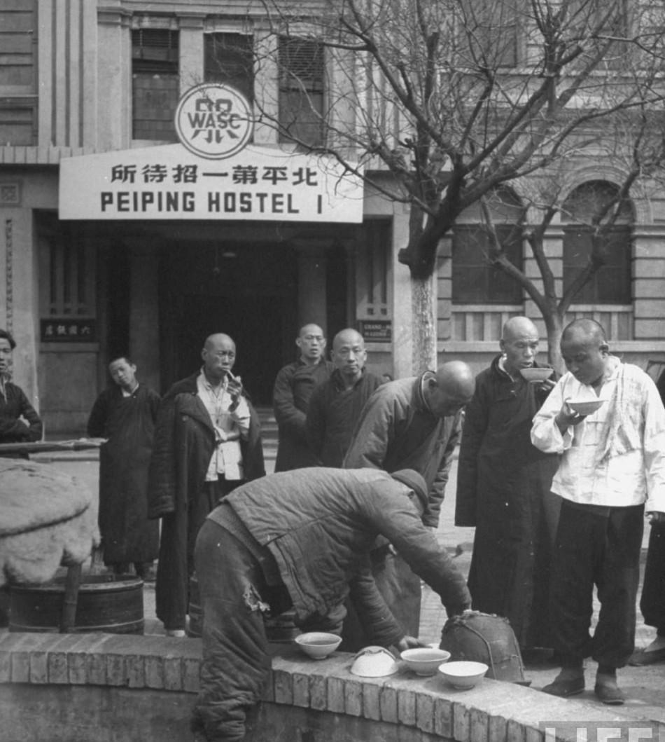 侵华日军残酷*行暴**，女子为活命脱下衣服让日本人拍摄，*辱侮**至死