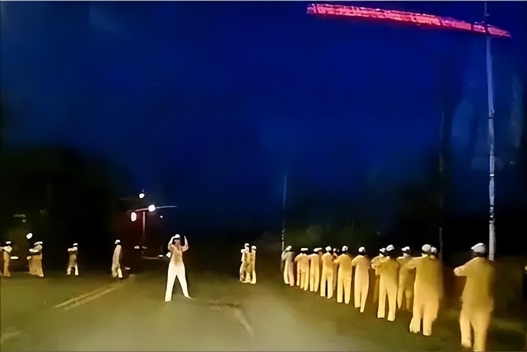 暴走团踢护栏后续,暴走团变打砸团