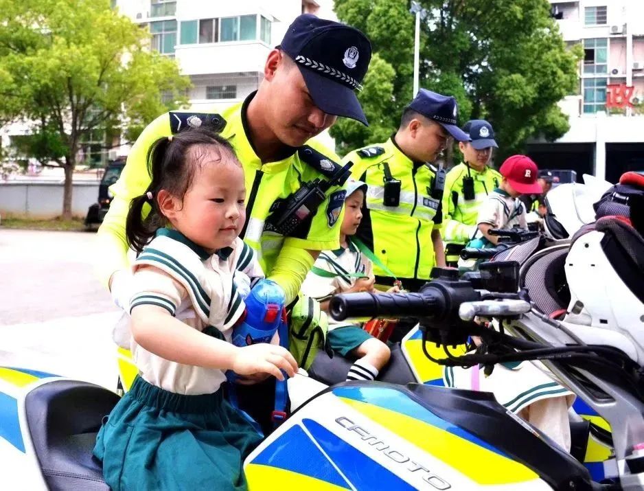小萌娃应邀进警营警彩体验零距离,警彩少年平安校园